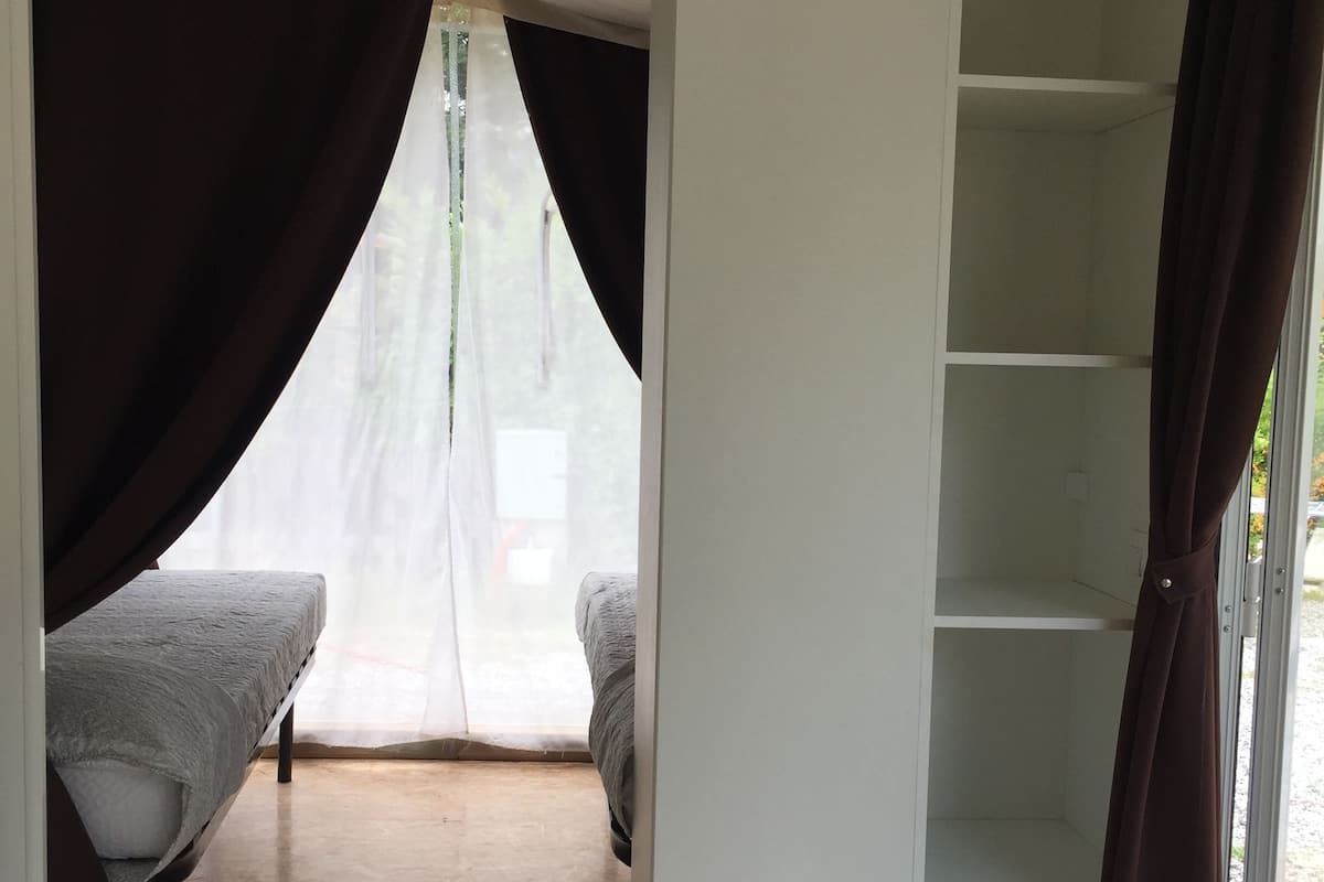 Tienda básica, baño compartido | Cortinas opacas y wifi