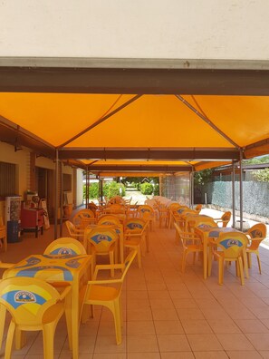 2 Bars/Lounges, Poolbar
