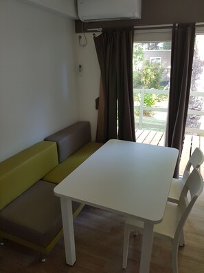 Comfort Mobile Home, Multiple Bedrooms, 2 Bathrooms, Garden View | Living room