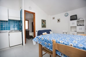 Apartamento panorámico, 1 habitación | Zona de estar | Una televisión de pantalla plana