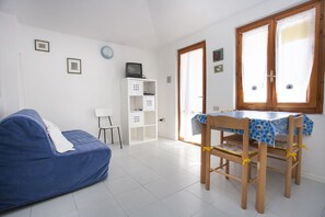 Apartamento panorámico, 1 habitación | Zona de estar | Una televisión de pantalla plana