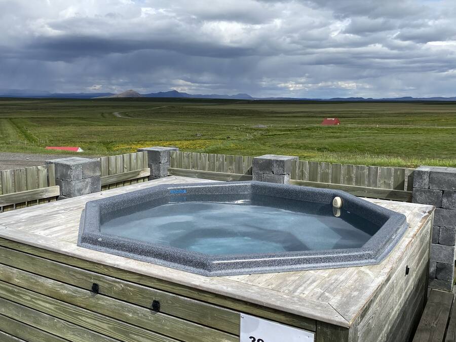 Banyera d'hidromassatge a l'aire lliure