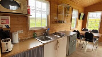 Bungalow, 2 Bedrooms, Private Bathroom | Private kitchen