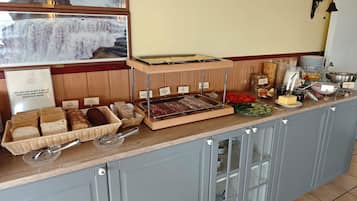 Se ofrece un desayuno bufé (18 EUR por persona)