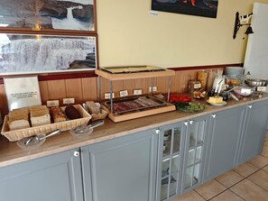 Tägliches Frühstücksbuffet gegen Gebühr