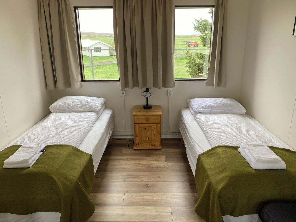 Chambre Standard Double ou avec lits jumeaux, salle de bains commune | Bureau, rideaux occultants, fer et planche à repasser