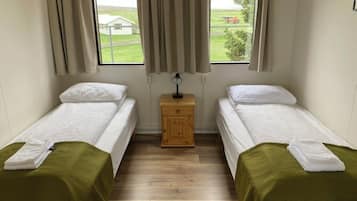 Chambre Standard Double ou avec lits jumeaux, salle de bains commune | Bureau, rideaux occultants, fer et planche à repasser