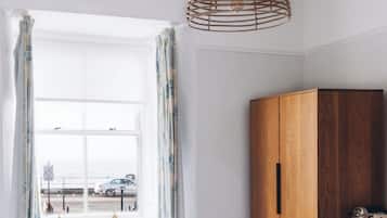 Habitación estándar con 1 cama matrimonial o 2 individuales, vista al mar | Caja de seguridad en la habitación, wifi gratis y ropa de cama