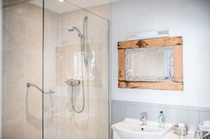 Habitación superior con 1 cama matrimonial o 2 individuales, 1 habitación, vista al mar | Baño | Amenidades de baño gratuitas, secadora de cabello, toallas, jabón 