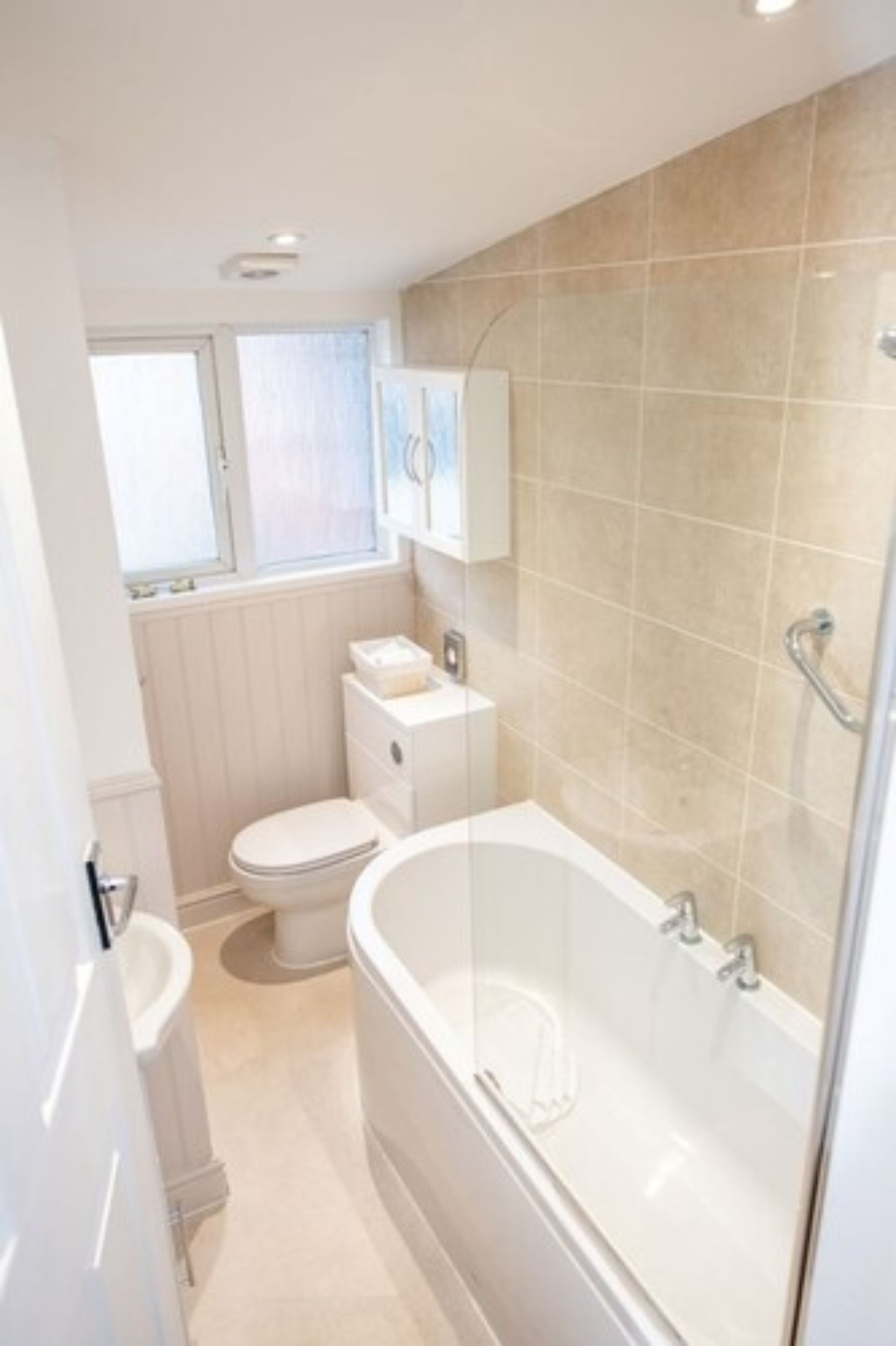 Un baño moderno con inodoro, lavabo y bañera.