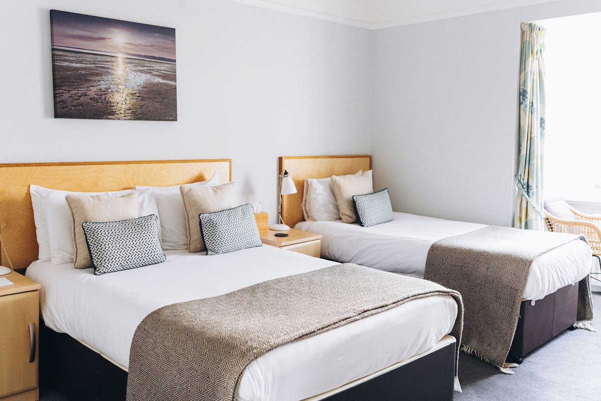 Standaard kamer, 1 twee- of 2 eenpersoonsbedden, uitzicht op zee | Badkamer | Gratis toiletartikelen, een haardroger, handdoeken, zeep