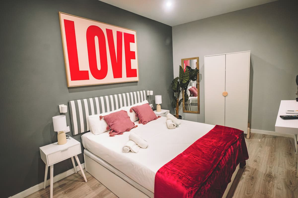 Chambre Double Classique | Couette en duvet d'oie, Wi-Fi gratuit, draps fournis