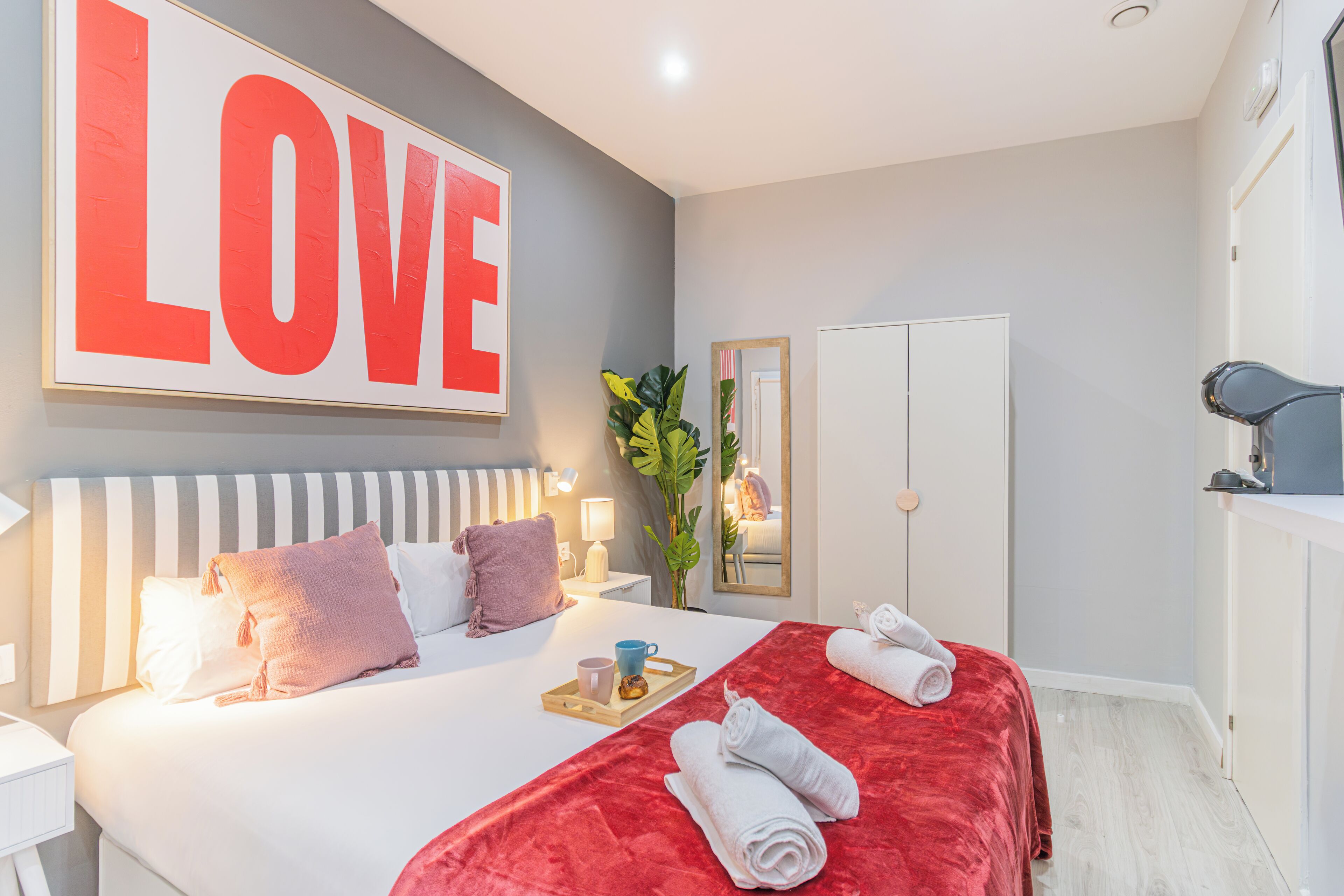 Cubrecamas, wifi gratis y ropa de cama 