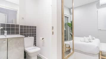 Dusch, gratis toalettartiklar, hårtork och handdukar