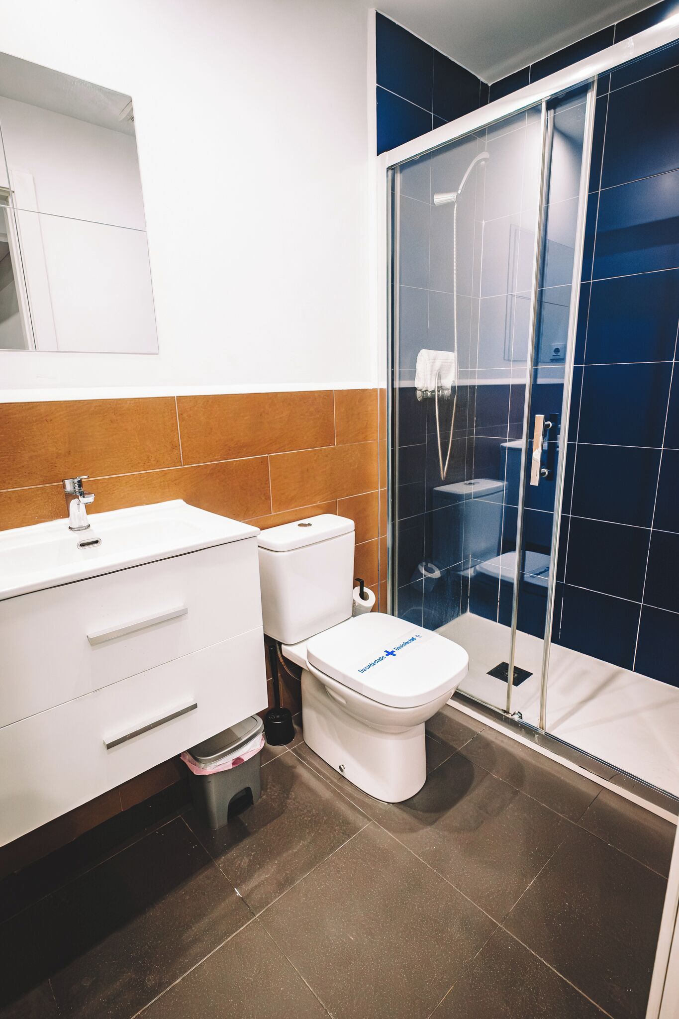 Ducha, artículos de tocador gratuitos, secador de pelo, toallas