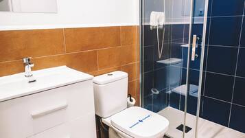 Een douche, gratis toiletartikelen, een haardroger, handdoeken