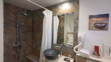 Twin kamer | Badkamer | Een douche, een regendouche, gratis toiletartikelen, een haardroger