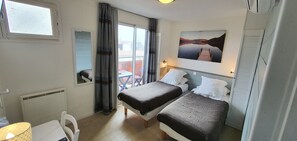 Twin kamer | Individueel gedecoreerd, individueel gemeubileerd, een bureau