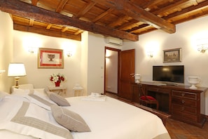 Deluxe Room, 1 Katil Ratu (Queen) | Meja, Wi-fi percuma, cadar katil 