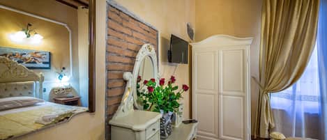 Brankas, meja kerja, kedap suara, dan Wi-Fi gratis