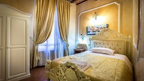 A bedroom with a large bed, a wardrobe, and a painting on the wall. - Soggiorno Annamaria (Florence)