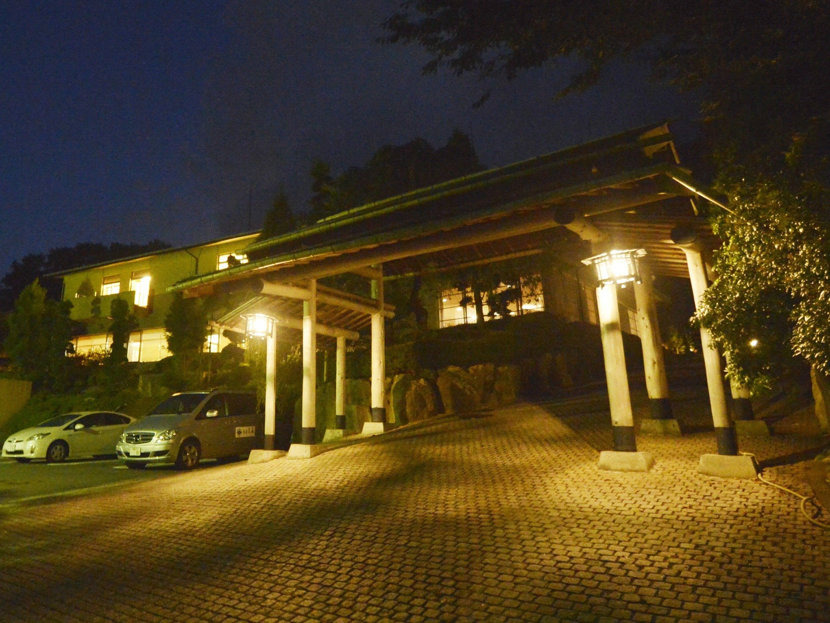 Vista frontal de la propiedad por la tarde o noche