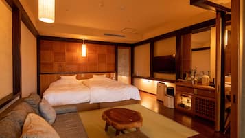 Twin Room w/ Private Onsen & Terrace (1F) Halfboard (Breakfast & Dinner), Check-in 3pm-6pm | 1 bedroom, minibar, in-room safe, desk