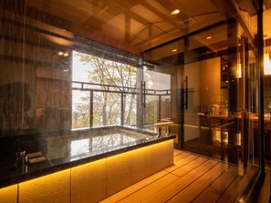 스위트 (Halfboard, Check-In 3pm-6pm) | 미니바, 객실 내 금고, 책상, 노트북 작업 공간