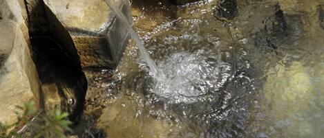 Água corrente serpenteando sobre pedras.