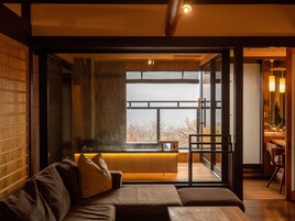 神代欅と飛騨職人が創り出す露天風呂付特別室 | ミニバー、セーフティボックス (室内)、デスク、ノートパソコン用作業スペース