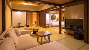 Suite, para no fumadores (Check in 3-6pm, Japanese Breakfast) | Minibar, caja de seguridad en la habitación y decoración personalizada
