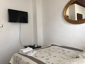 1 Schlafzimmer, Schreibtisch, laptopgeeigneter Arbeitsplatz, Babybetten