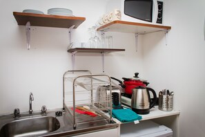 Microondas, tetera/pava eléctrica, utensilios de cocina