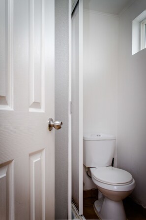 Ducha, artículos de tocador gratuitos, secador de pelo, toallas