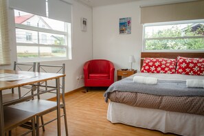 Minibar, caja de seguridad en la habitación, wifi gratis y ropa de cama 