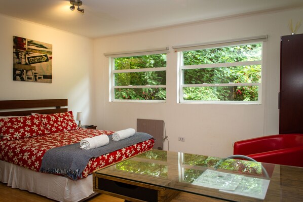 Minibar, caja de seguridad en la habitación, wifi gratis y ropa de cama