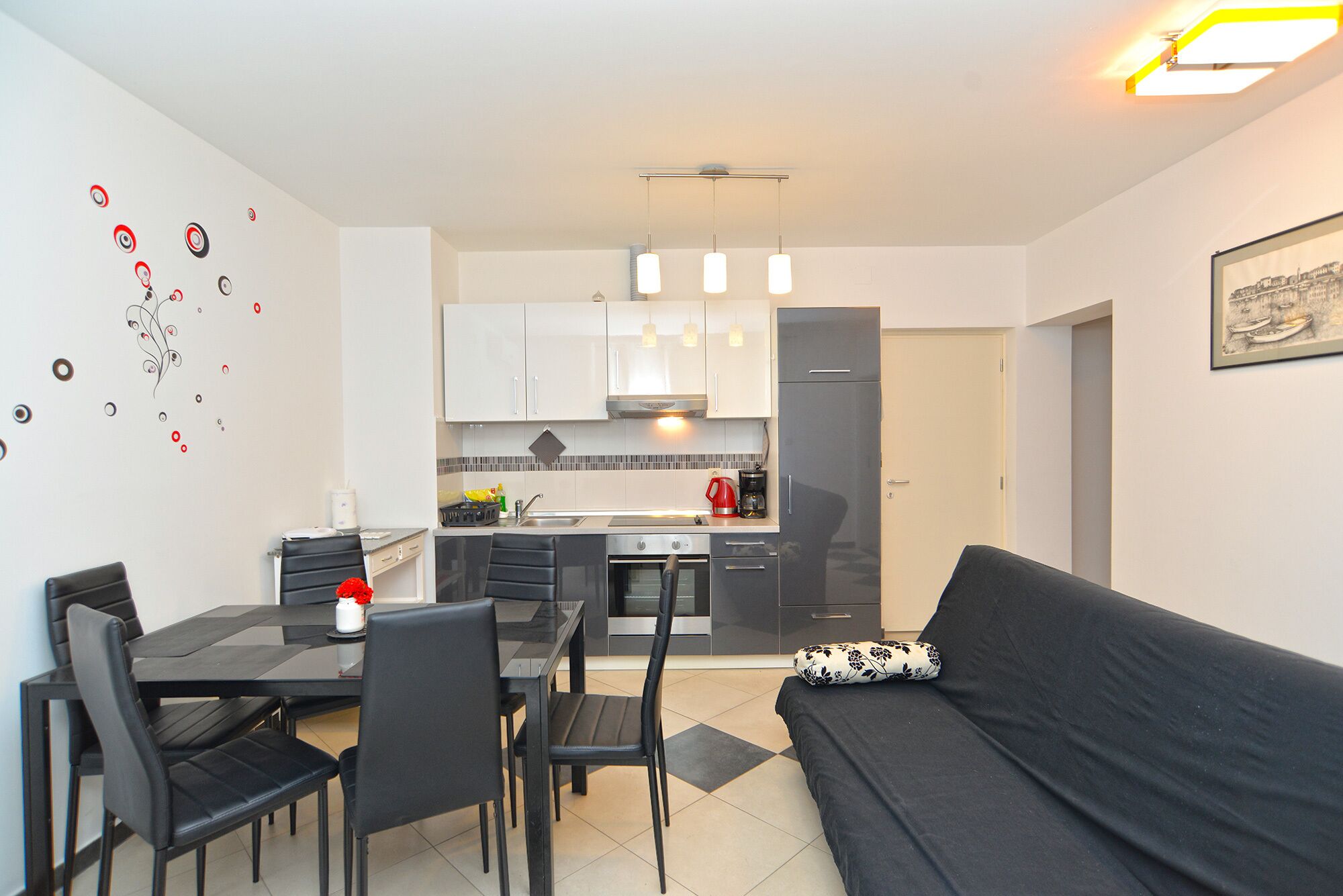 Un apartament modern amb zona de menjador, cuina i saló.