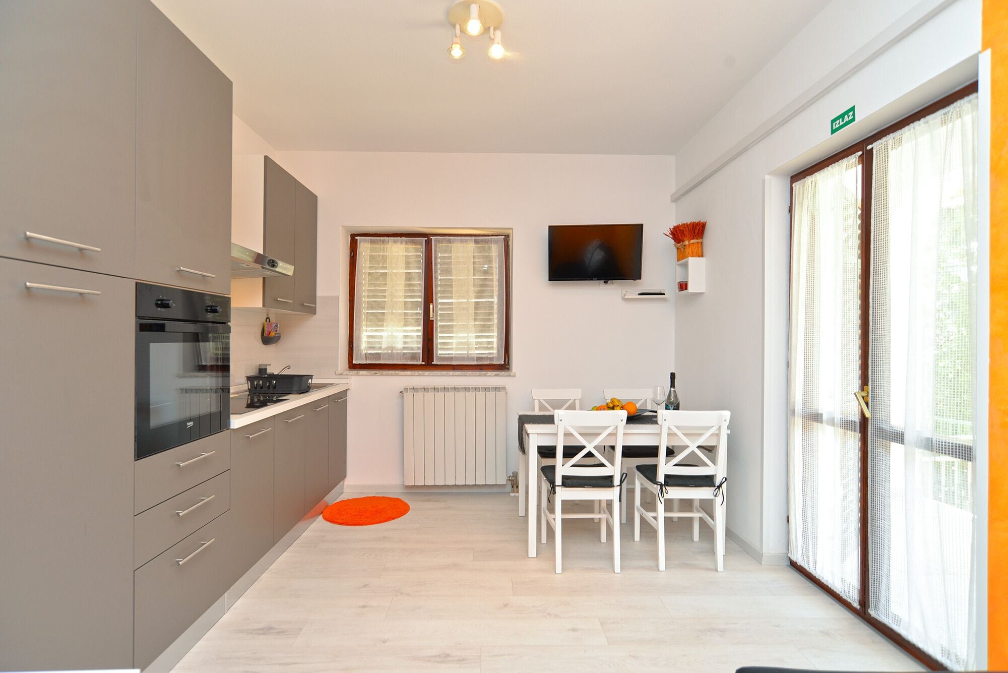 Apartamento, 2 habitaciones (242/545) | Sala de estar | Una televisión