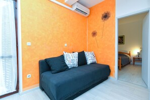 아파트, 침실 2개 (242/545) | 거실 공간 | TV