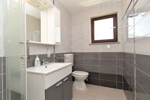 Appartement, 1 slaapkamer (242/1613) | Badkamer | Een douche, een haardroger, handdoeken, toiletpapier
