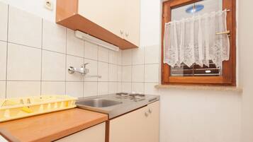 Apartment, 1 Bedroom (324/746) | Private kitchenette | Fridge, stovetop, coffee/tea maker, cookware/dishes/utensils