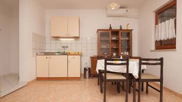 Apartment, 2 Bedrooms (324/744) | In-room dining
