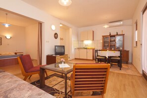 Appartement, 2 chambres (324/744) | Salle de séjour | Télévision