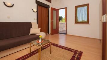 Apartment, 1 Bedroom (324/739) | Living room | TV