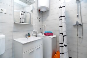 Apartment, 2 Bedrooms (351/2454) | Bathroom