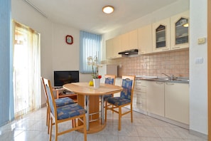 Apartment, 1 Bedroom (395/894) | Private kitchen | Fridge, stovetop, coffee/tea maker, cookware/dishes/utensils