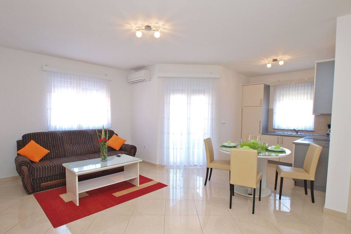 Una sala moderna con sofá, mesa de centro y comedor.