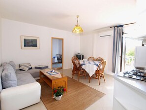 Apartment, 3 Bedrooms (721/1683) | Living room