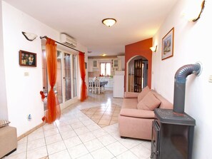 Apartment, 2 Schlafzimmer (749/1748) | Wohnzimmer | Fernseher