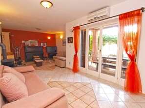 Appartement, 2 slaapkamers (749/1748) | Woonkamer | Een televisie